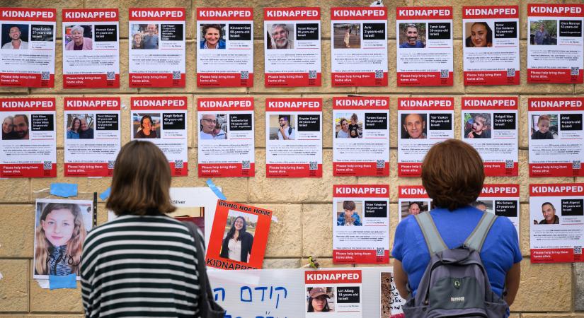 Tel-Avivban ezrek követelik a Hamász által fogva tartott túszok szabadon bocsátását