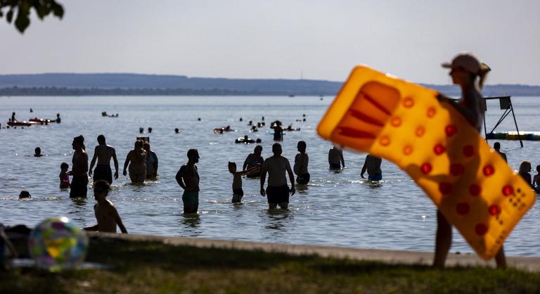 Helyenként már 23 fokos a Balaton vize, de a napozással csak óvatosan