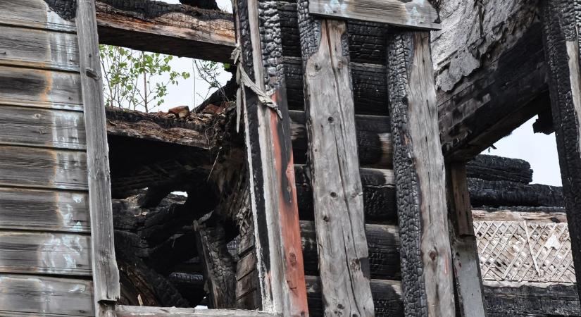 Oroszlányba ház tüzéhez, Kisbérre baleset miatt siettek a tűzoltók