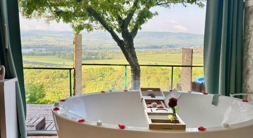 Káprázatos panorámás szállás Zebegényben: Romantic Rose vendégház dézsafürdővel