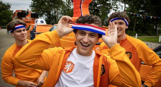 Videó: így vonul több tízezer holland szurkoló a stadionba Hamburgban