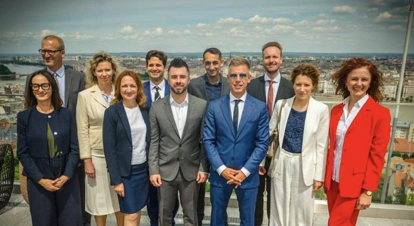 Magyar Péter a Várban készíttetett közös fotót az EP-lista jelöltjeiről