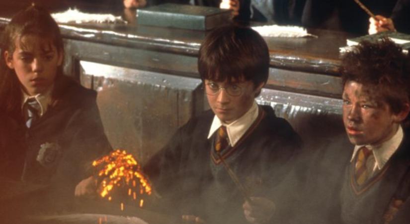 Az első Harry Potter-filmben eredetileg szerepelt a Roxfort hírhedt kopogószelleme, de az őt játszó brit humoristától nem tudtak dolgozni a gyerekek, szóval kivágták a jeleneteit