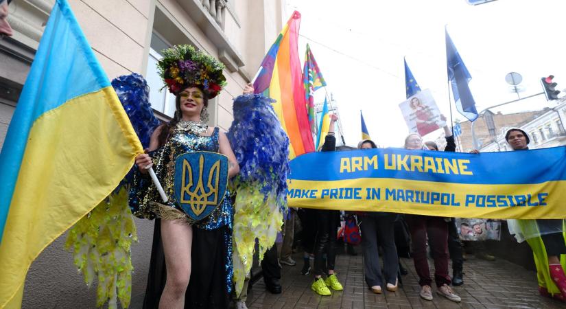 „Oroszország maga a homofóbia” jelszóval tartották meg a hagyományos melegfelvonulást Kijevben