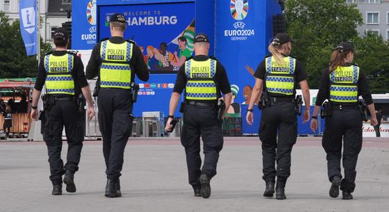 Lelőttek egy csáklyával fenyegetőző férfit a lengyel-holland meccs előtt Hamburgban