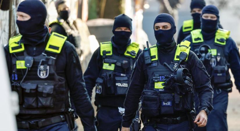 Hamburgban a futball Eb-szurkolói zónájában lábon lőttek egy csákánnyal fenyegetőző férfit a rendőrök