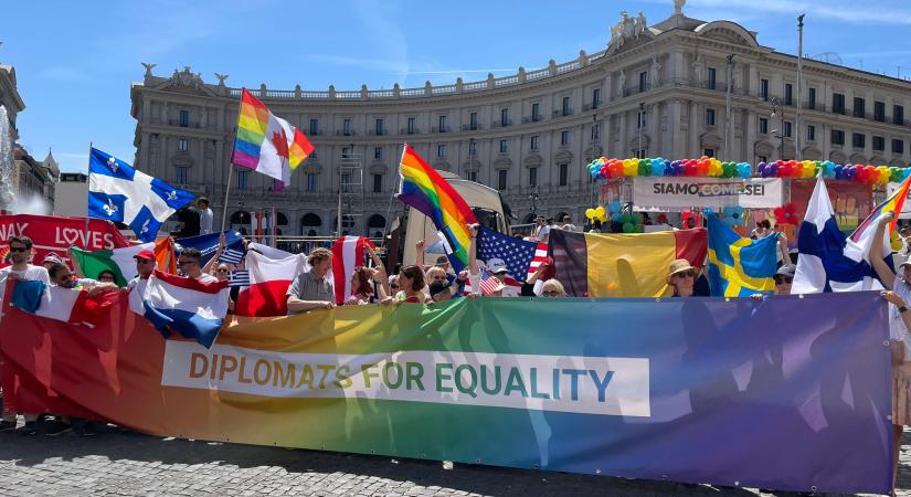 Homofób szóhasználata után az olaszok kivitték a pápát a pride-ra