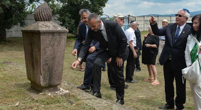 A 80 évvel ezelőtti népirtásra emlékeztek a gyöngyösi zsidó temetőben