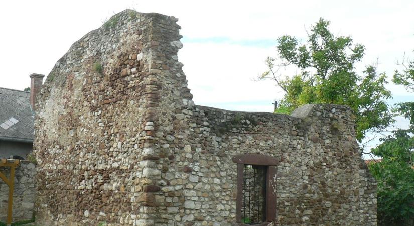 Egy középkori templom csonka tornya Csopakon