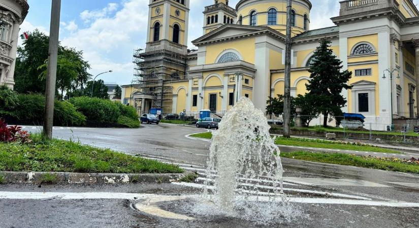 Vízben áll az egri belváros, buzgár a Bazilikánál  Fotók