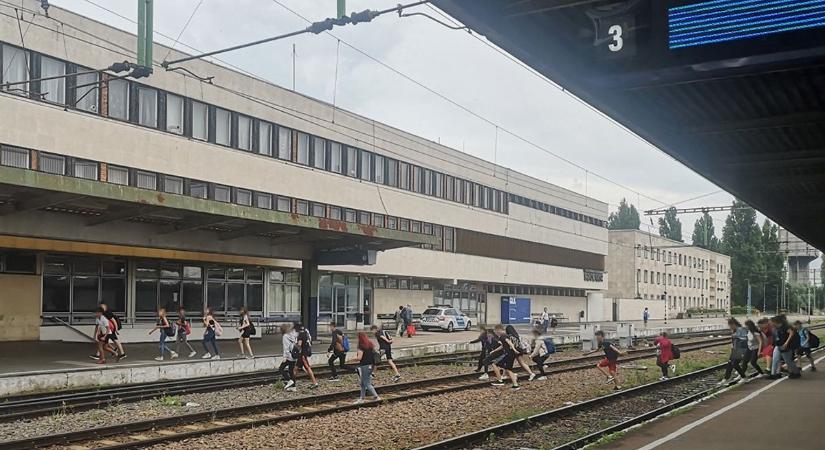 Vérfagyasztó jelenet a szolnoki vasútállomáson: rettentő veszélyes dolgot művelt az iskolás csoport