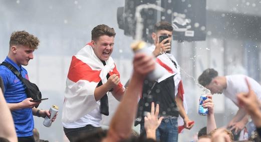 Összecsaptak az angol és a szerb szurkolók az esti meccs előtt