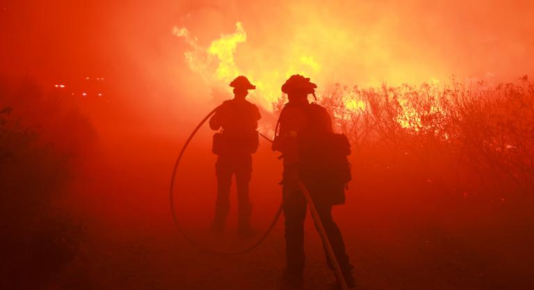 Tűzvész tombol Los Angelesnél, több mint ezer embert evakuáltak