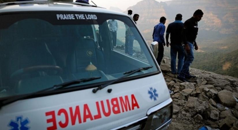 Indiában legalább 14 ember halt meg, amikor egy busz egy szurdokba zuhant