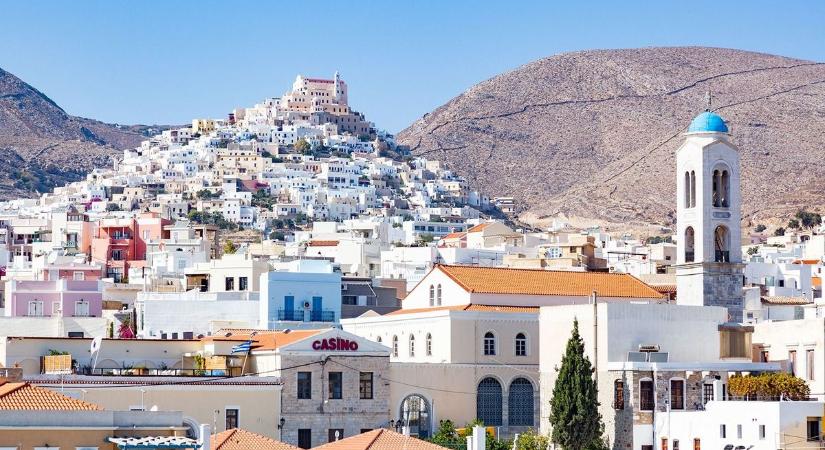 Kemény döntés: Görögország csökkenti a hajóforgalmat a népszerű szigeteken