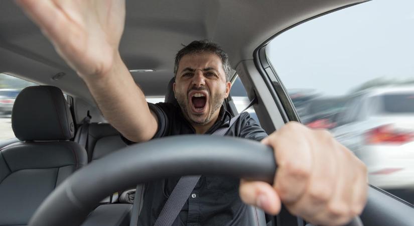 Súlyosan büntetné az agresszív sofőröket az új KRESZ