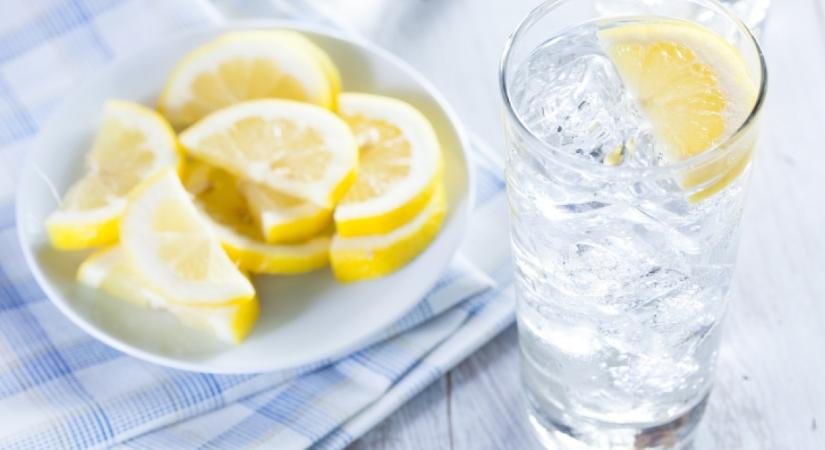 Soha többé nem iszol majd citromos vizet, ha ezt megtudod: veszélyes is lehet ez a fogyókúrás "csodaszer"