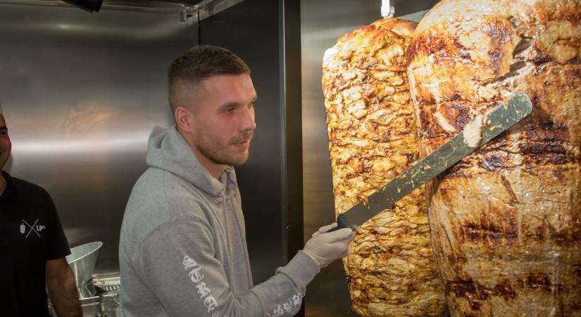 Magyarokat is kebabbal etetett a német világbajnok futballsztár az Eb-n