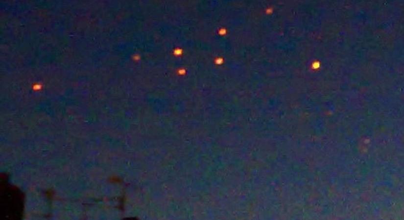 Megdöbbentek a járókelők: narancssárga UFO-k lepték el az eget