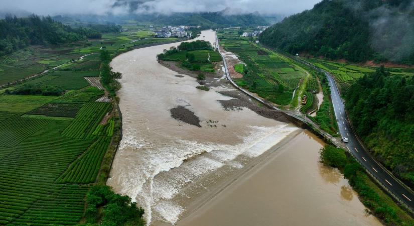 Tízezreket kellett evakuálni árvizek miatt a kínai Fucsien tartományban  videók
