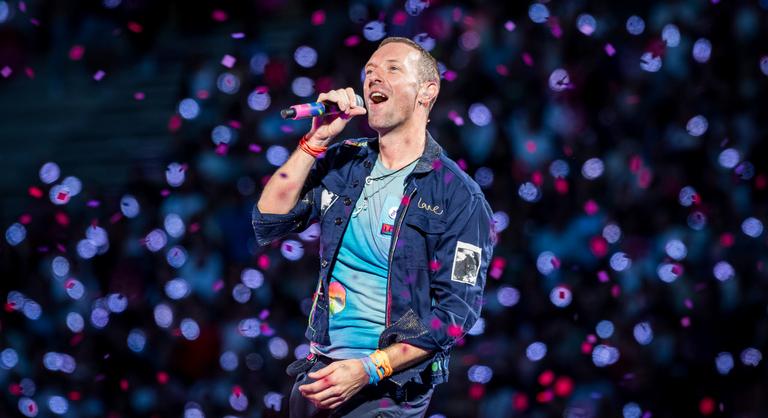 Kozmikus robbanás Budapesten: bevette a Puskást a Coldplay