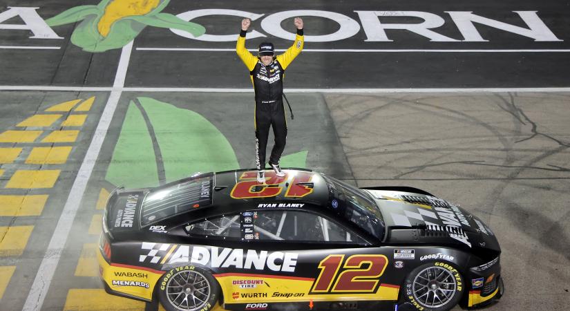 NASCAR: Élete versenyét futva nyert Blaney a kukoricásban, Larson mennyből pokolba zuhant