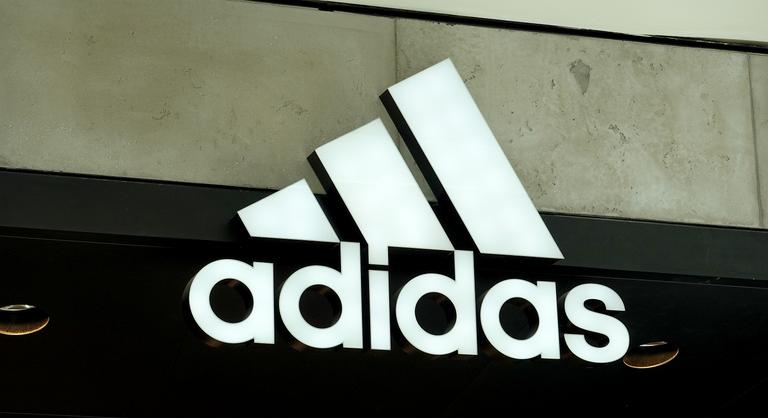 Óriási botrány az Adidasnál, több vezető is kenőpénzt fogadhatott el
