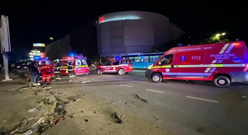 Kisbusz és személygépkocsi ütközött – tíz sérültet szállítottak kórházba