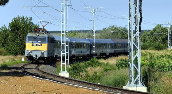 Gázolt a vonat Dunakeszinél, késő délutánig megbéníthatja a menetrendet a baleset