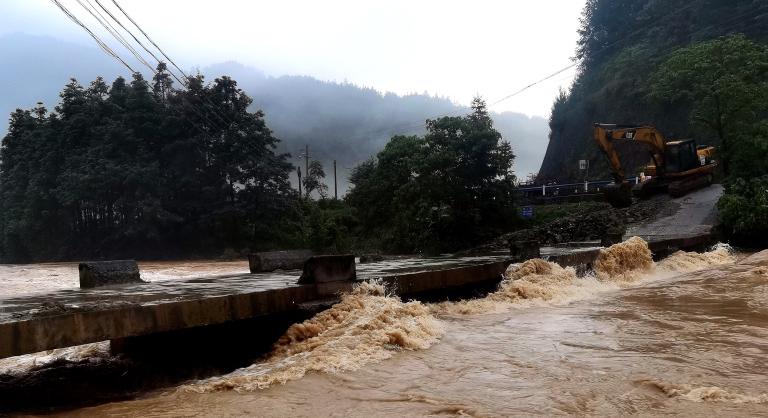 Emberek ezreit kellett evakuálni az árvíz miatt Kína egyik tartományában