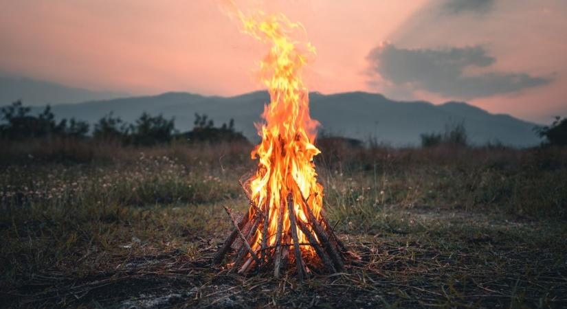 A fény győzelme: Szentiván-éji szokások a világ körül