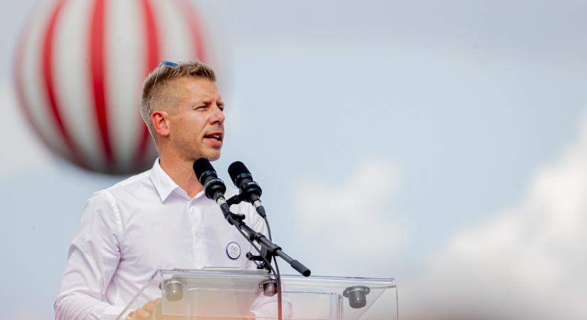 Magyar Péter a követőitől várja a választ, felvegye-e az EP-képviselői mandátumát