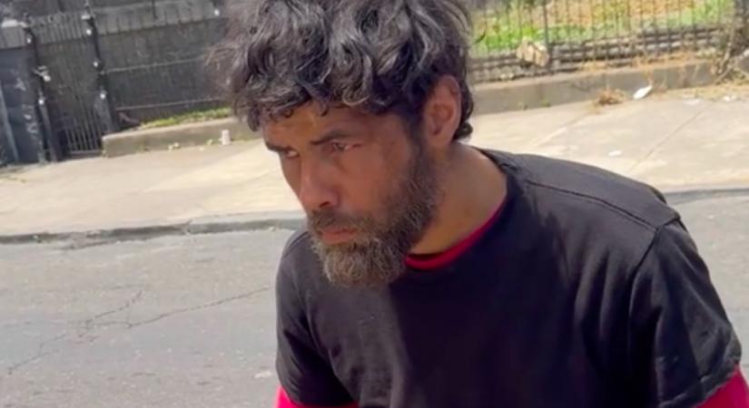 Levágták a hajléktalan férfi haját és szakállát: kikerekedik a nők szeme a látványtól - Videó
