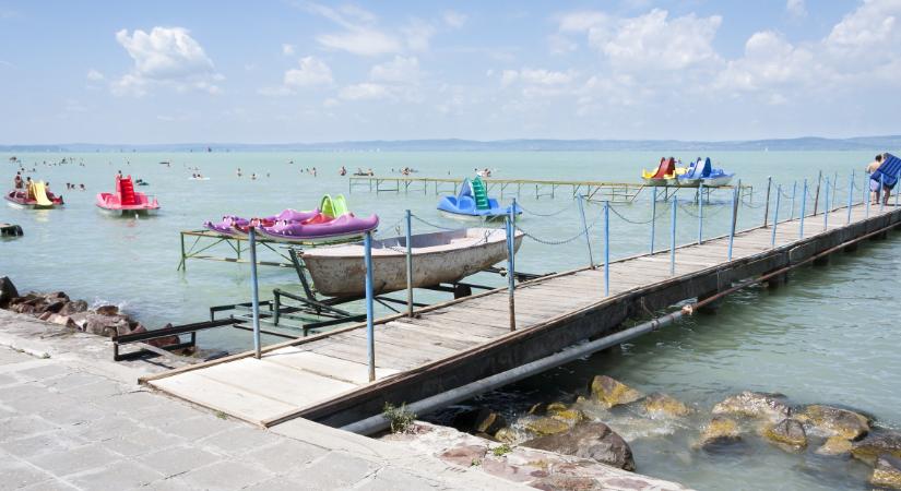 Strandfejlesztés a Balatonnál: újjáépítik a magyar tenger legnagyobb ikonikus fürdőházát