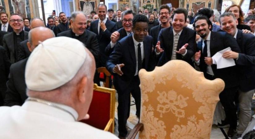 Ferenc pápa a komikusokhoz: Az Isten is mosolyog, amikor a nézők közül akár egyet is megnevettettek