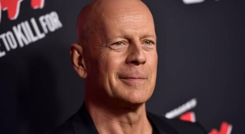 A gyógyíthatatlan beteg Bruce Willisről imádni való képek láttak napvilágot: ilyen jó édesapa a színész