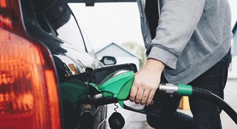 Tovább ütik az autósokat, a szemünk előtt száll el a benzin ára