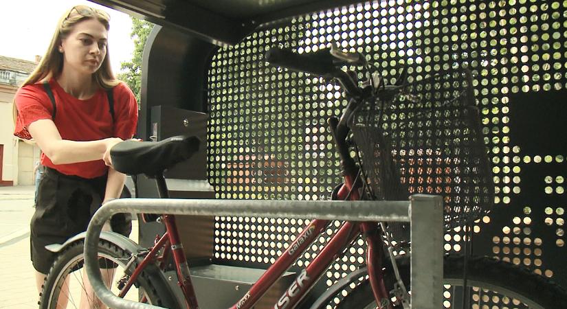 Debrecen belvárosában tesztelik az applikációval nyitható kerékpártárolót – fotókkal
