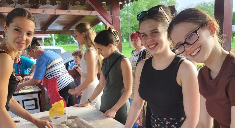 Laskát sütöttek Kazáron a Magyar Táncművészeti Egyetem hallgatói