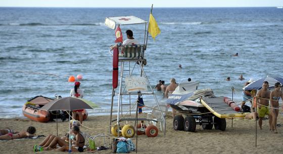 Cápa okozott pánikot a Kanári-szigetek egyik strandján, mindenkit kiparancsoltak a vízből