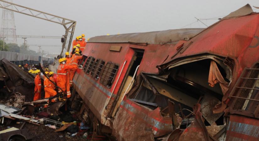 Súlyos vonatbaleset volt Indiában, többen meghaltak, sokan megsérültek