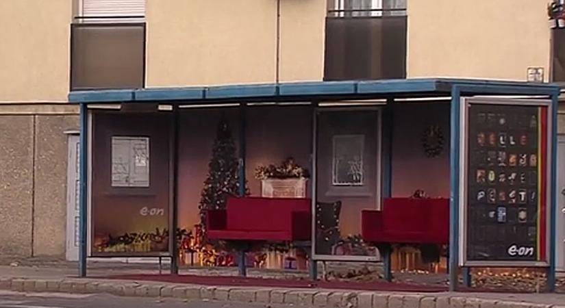 Bűbájos karácsonyi dekorációt kapott egy pécsi buszmegálló