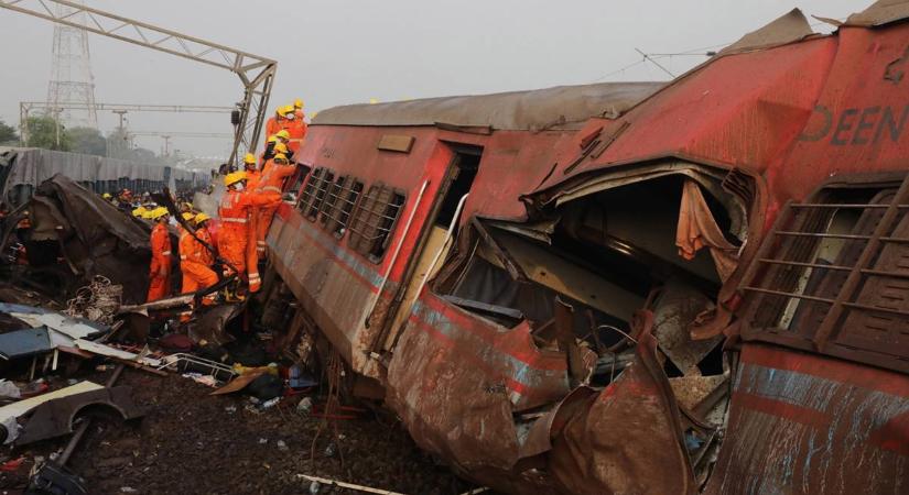 Súlyos vonatbaleset történt Indiában, többen meghaltak, sok a sérült