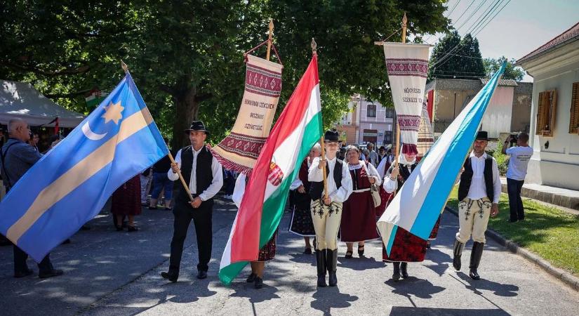 Harmincöt éves évfordulót ünnepeltek a székelyek Hőgyészen