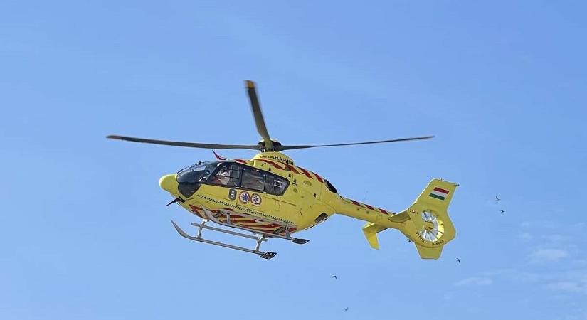 Nagy baleset az M5-ösön, egy motoros életéért küzdenek, mentőhelikopter is leszállt