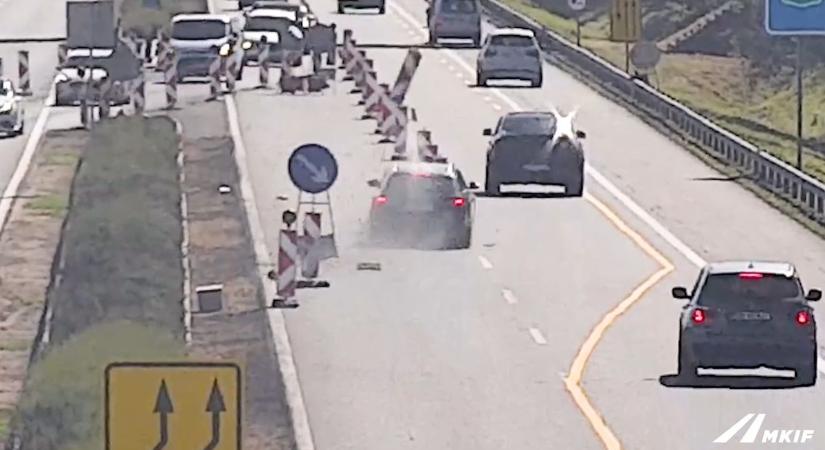 Bulldózerként tarolta le egy autós az autópálya terelőbójáit  videó