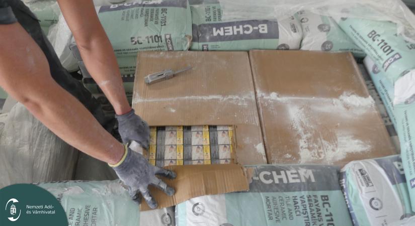 Cementes zsákok közé rejtettek 1200 doboz Marlborot