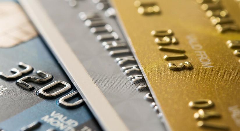 Tarolnak a bankkártyák, visszaestek a készpénzfelvételek: friss számokat közölt az MNB