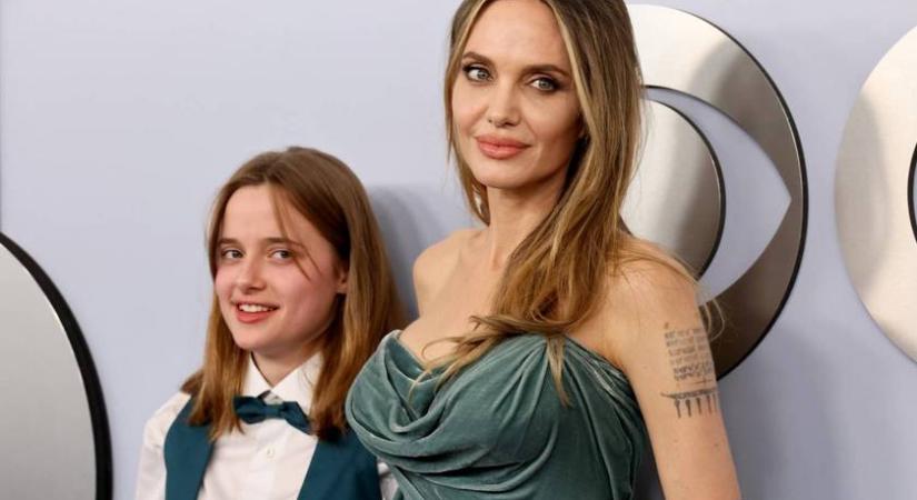 Angelina Jolie görög istennő volt bársonyestélyijében: lányával együtt állt a vörös szőnyegre