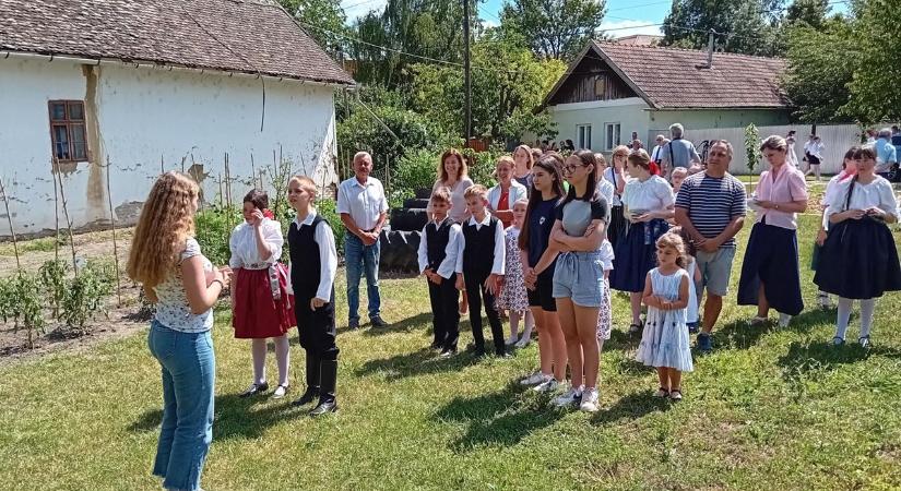 Iskolakertjükben szorgoskodnak a tótkomlósi szlovák iskola diákjai - galériával